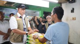 Dirut Perum BULOG, Ahmad Rizal Ramdhani saat saat bagikan semabko. (dok. rentak.id)