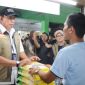 Dirut Perum BULOG, Ahmad Rizal Ramdhani saat saat bagikan semabko. (dok. rentak.id)
