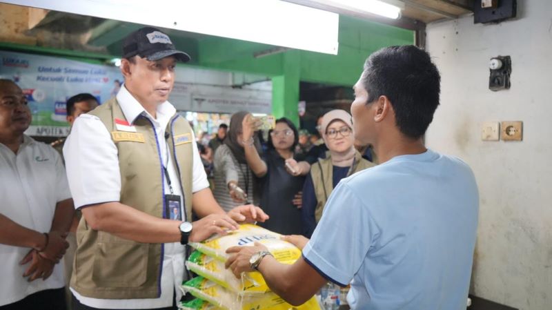 Dirut Perum BULOG, Ahmad Rizal Ramdhani saat saat bagikan semabko. (dok. rentak.id)