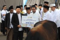 Ketua DPD RI, Sultan Baktiar Najamudin saat bagikan sapi yang akan disemebelih (dok. dpd)