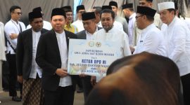 Ketua DPD RI, Sultan Baktiar Najamudin saat bagikan sapi yang akan disemebelih (dok. dpd)