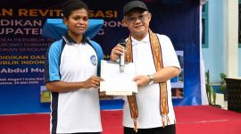 Mendikdasmen Abdul Mu'ti bersama siswi i SMK Negeri 1 Kota Sorong Marlince Yadafat (dok. kemendikdasmen)