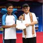 Mendikdasmen Abdul Mu'ti bersama siswi i SMK Negeri 1 Kota Sorong Marlince Yadafat (dok. kemendikdasmen)