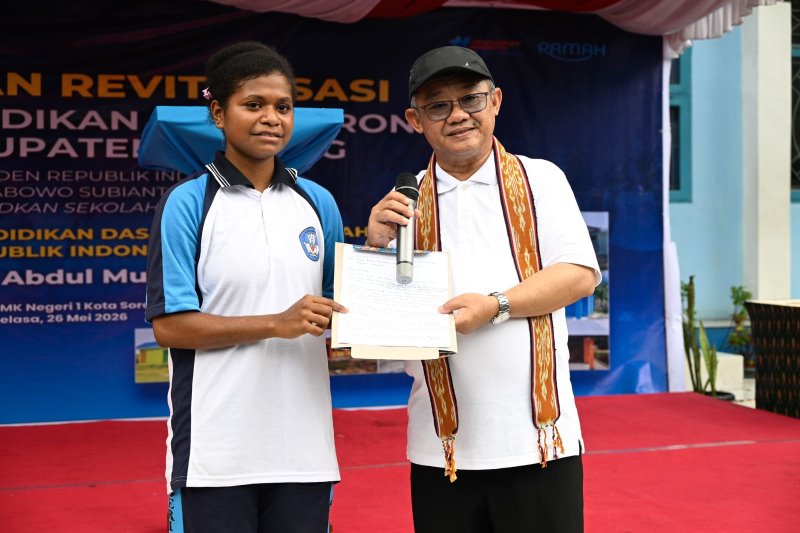 Mendikdasmen Abdul Mu'ti bersama siswi i SMK Negeri 1 Kota Sorong Marlince Yadafat (dok. kemendikdasmen)