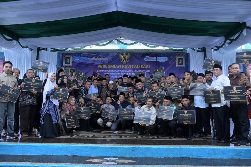 Mendikdasmen Abdul Mu’ti meresmikan hasil revitalisasi di Lombok Timur (dok. kemendikdasmen)