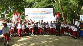 Mendikdasmen Abdul Mu'ti saat di Pulau Arar (dok. kemendikdasmen)