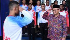 Mendikdasmen Abdul Mu’ti saat trinjau Paskibra yang akan bertugas pada upacara Hardiknas (dok. kemendikdasmen)