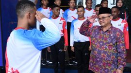 Mendikdasmen Abdul Mu’ti saat trinjau Paskibra yang akan bertugas pada upacara Hardiknas (dok. kemendikdasmen)