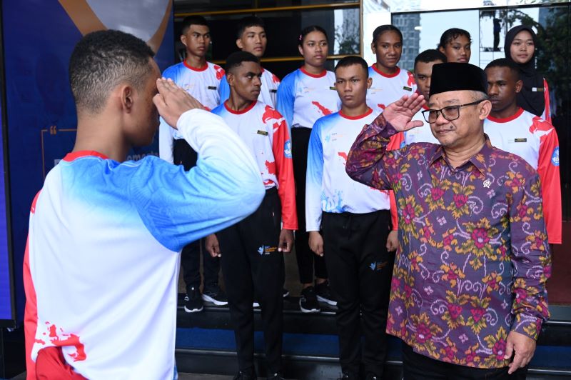 Mendikdasmen Abdul Mu’ti saat trinjau Paskibra yang akan bertugas pada upacara Hardiknas (dok. kemendikdasmen)