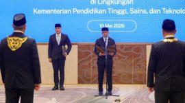 Mendiksaintek Brian Yuliarto, resmi melantik sejumlah pimpinan perguruan tinggi negeri (dok. kemendiksaintek)