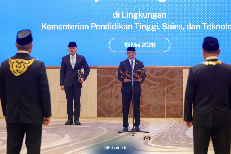 Mendiksaintek Brian Yuliarto, resmi melantik sejumlah pimpinan perguruan tinggi negeri (dok. kemendiksaintek)