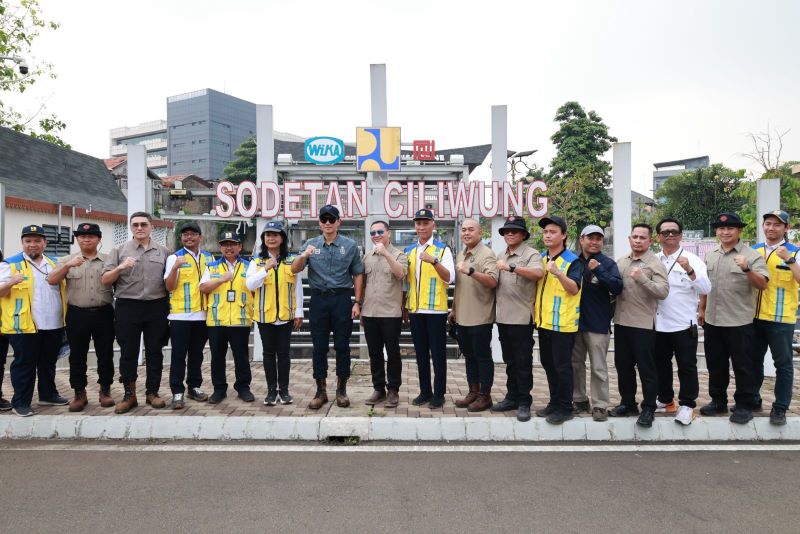 Menteri Koordinator Bidang Infrastruktur dan Pembangunan Kewilayahan, Agus Harimurti Yudhoyono saat meninjau Inlet Sodetan Kali Ciliwung. (dok. rentak.id)