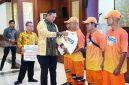 Perum BULOG Letnan Jenderal TNI (Purn) Dr. Ahmad Rizal Ramdhani, S.Sos., S.H., saat serahkan sembako (foto. bulog)