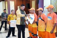 Perum BULOG Letnan Jenderal TNI (Purn) Dr. Ahmad Rizal Ramdhani, S.Sos., S.H., saat serahkan sembako (foto. bulog)