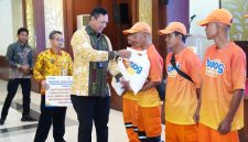 Perum BULOG Letnan Jenderal TNI (Purn) Dr. Ahmad Rizal Ramdhani, S.Sos., S.H., saat serahkan sembako (foto. bulog)