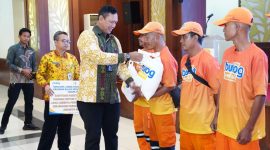 Perum BULOG Letnan Jenderal TNI (Purn) Dr. Ahmad Rizal Ramdhani, S.Sos., S.H., saat serahkan sembako (foto. bulog)