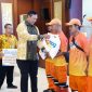 Perum BULOG Letnan Jenderal TNI (Purn) Dr. Ahmad Rizal Ramdhani, S.Sos., S.H., saat serahkan sembako (foto. bulog)