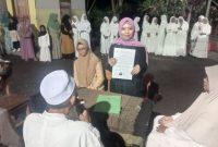 Rerindan Widarisnayanti resmi mengucapkan dua kalimat syahadat (foto.atz)