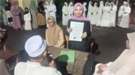 Rerindan Widarisnayanti resmi mengucapkan dua kalimat syahadat (foto.atz)