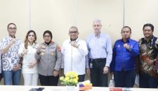 Wamenaker Afriansyah Noor memfasilitasi dialog antara manajemen PT Multistrada Arah Sarana Tbk dan serikat pekerjanya. (dok.klemnaker)