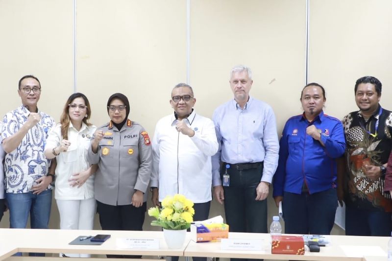 Wamenaker Afriansyah Noor memfasilitasi dialog antara manajemen PT Multistrada Arah Sarana Tbk dan serikat pekerjanya. (dok.klemnaker)