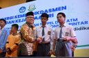 Wamendikdasmen Atip Latipulhayat berikan secara simbolis program Indonesia Pintra. (foto.Kemendikdasmen)