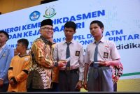 Wamendikdasmen Atip Latipulhayat berikan secara simbolis program Indonesia Pintra. (foto.Kemendikdasmen)