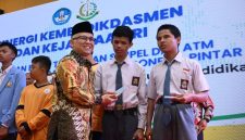 Wamendikdasmen Atip Latipulhayat berikan secara simbolis program Indonesia Pintra. (foto.Kemendikdasmen)