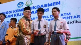 Wamendikdasmen Atip Latipulhayat berikan secara simbolis program Indonesia Pintra. (foto.Kemendikdasmen)