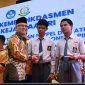 Wamendikdasmen Atip Latipulhayat berikan secara simbolis program Indonesia Pintra. (foto.Kemendikdasmen)