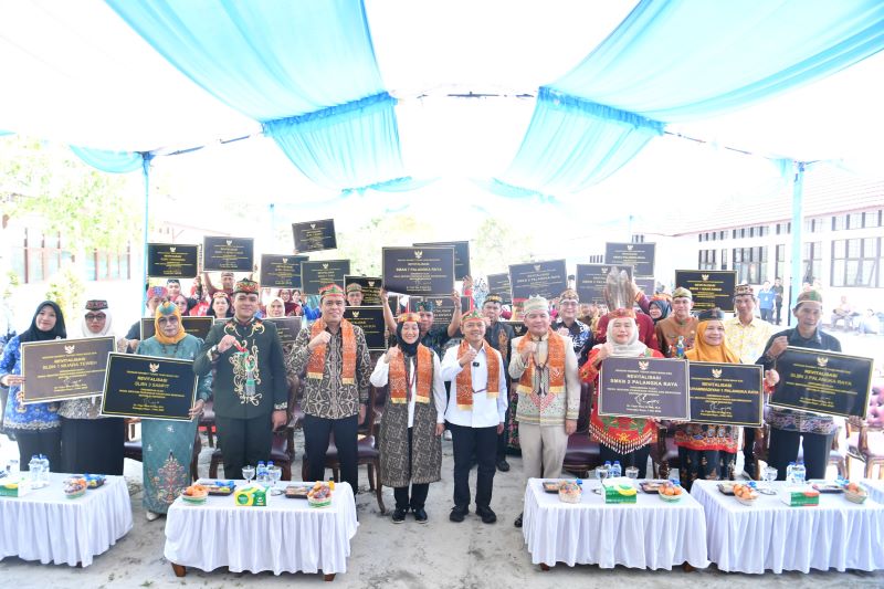 Wamendikdasmen Fajar Riza Ul Haq meresmikan program Revitalisasi Satuan Pendidikan untuk jenjang SMA, SMK, dan Sekolah Khususdi Provinsi Kalimantan Tengah. (foto. kemendikdasmen)
