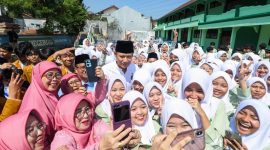 AHY saat meninjau progres rehabilitasi dan renovasi MTs Negeri 1 Kota Bogor. (dok. rentak.id)