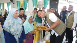 Direktur Utama Perum BULOG Ahmad Rizal Ramdhani meninjau penyaluran Bantuan Pangan di Desa Tabongo Timur, Kecamatan Tabongo, Kabupaten Gorontalo (dok. bulog).