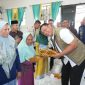 Direktur Utama Perum BULOG Ahmad Rizal Ramdhani meninjau penyaluran Bantuan Pangan di Desa Tabongo Timur, Kecamatan Tabongo, Kabupaten Gorontalo (dok. bulog).