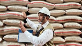 Direktur Utama Perum BULOG, Letjen TNI (Purn) Dr. Ahmad Rizal Ramdhanidi gudang BULOG (dok. bulog)