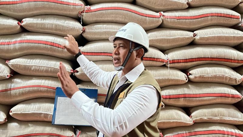 Direktur Utama Perum BULOG, Letjen TNI (Purn) Dr. Ahmad Rizal Ramdhanidi gudang BULOG (dok. bulog)