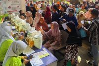 Perum BULOG DKI Jakarta dan Banten melaksanakan penyaluran serentak bantuan pangan