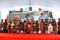 Mendikdasmen Abdul Mu’ti bersama murid SD di Kabupaten Teluk Bintuni, Papua Barat (foto. kemendikdasmen)