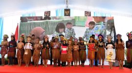 Mendikdasmen Abdul Mu’ti bersama murid SD di Kabupaten Teluk Bintuni, Papua Barat (foto. kemendikdasmen)
