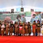 Mendikdasmen Abdul Mu’ti bersama murid SD di Kabupaten Teluk Bintuni, Papua Barat (foto. kemendikdasmen)