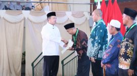 Nusron Wahid menyerahkan 1.029 sertipikat tanah wakaf dan tiga Sertipikat Hak Milik (dok. rentak.id)