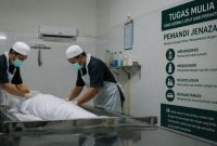 Petugas pemandikan mayat (ilustrasi dibikin oleh ai -rentak.id)