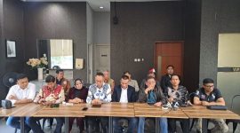 Sekjen Peradi Bersatu, Ade Darmawan saat membacakan pernyataan sikap di Mapolda Metro Jaya (foto. lazir)