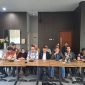 Sekjen Peradi Bersatu, Ade Darmawan saat membacakan pernyataan sikap di Mapolda Metro Jaya (foto. lazir)