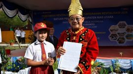 Senyum malu-malu terlihat di wajah Nasya Losefa Zega (foto. kemendikdasmen)