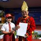Senyum malu-malu terlihat di wajah Nasya Losefa Zega (foto. kemendikdasmen)
