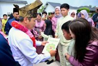 Wamendikdasmen Fajar Riza Ul Haq dalam pentas seni di Dumai (dok. rentak.id)