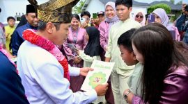 Wamendikdasmen Fajar Riza Ul Haq dalam pentas seni di Dumai (dok. rentak.id)
