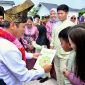 Wamendikdasmen Fajar Riza Ul Haq dalam pentas seni di Dumai (dok. rentak.id)