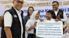 BULOG Peduli Aksi Berbagi menyalurkan bantuan pangan berupa 500 paket beras premium kemasan 5 kilogram. (foto. bulog)